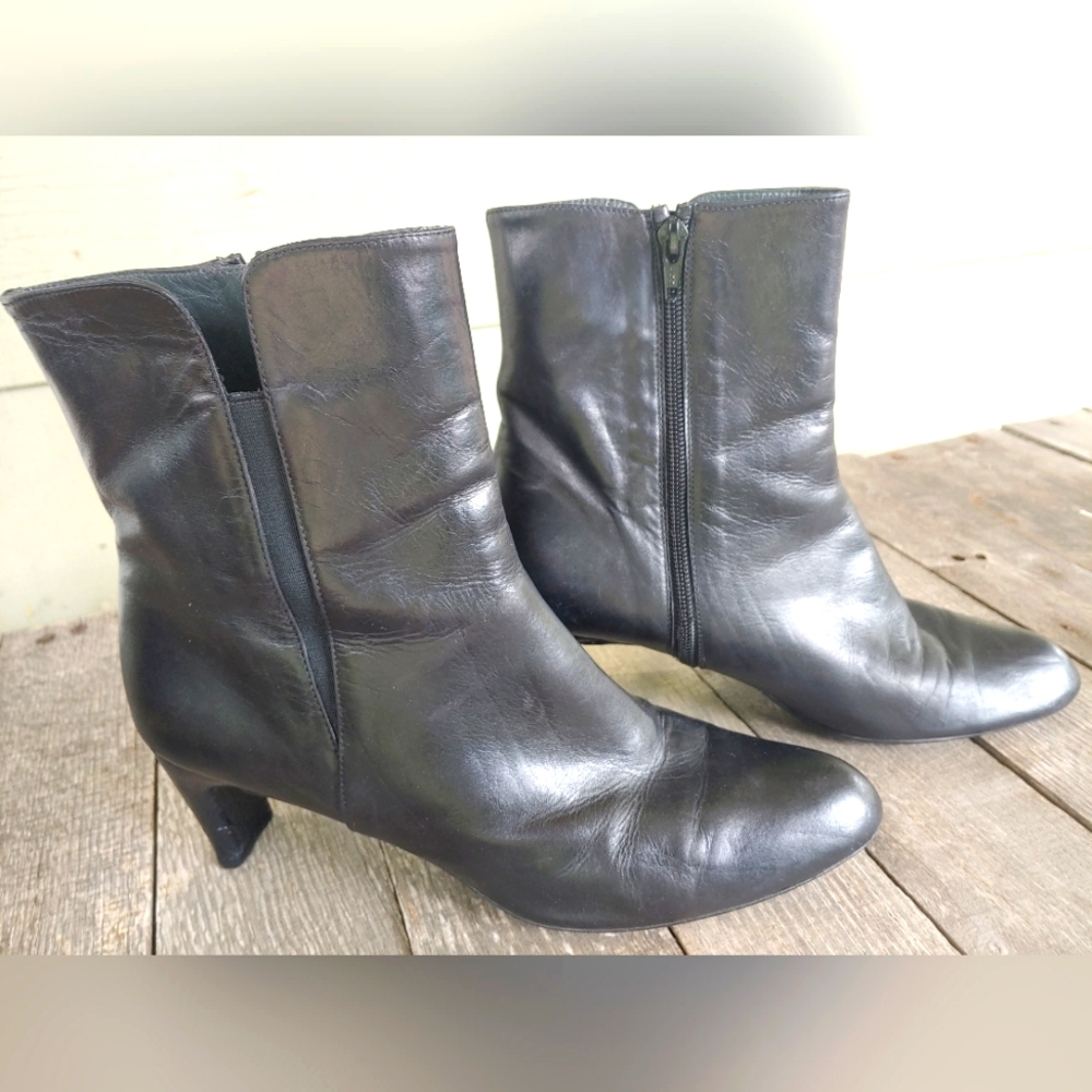 Stuart Weitzman Women's Black Leather Ankle round toe zip heel boots size 9.5
